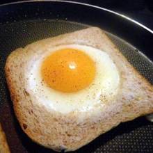 Przepis na jajka sadzone w chlebie z dodatkiem sera i pomidorów