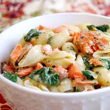 Przepis na makaron z dodatkiem łososia i szpinaku