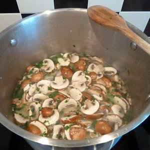 Dodawanie ziemniaków i pieczarek