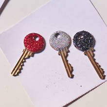 W jaki sposób ozdobić klucze brokatem?