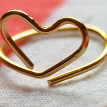 Pierścionek-serduszko wykonany z drutu