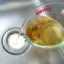 Jak użyć sody do udrożnienia zlewu?