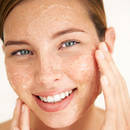 Domowe sposoby na peelingi do twarzy