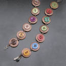 Jak wykonać bransoletkę z naszytych na mankiet guzików?