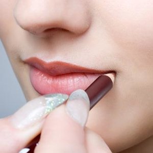 Trzy kroki, które pozwolą ci optycznie powiększyć usta