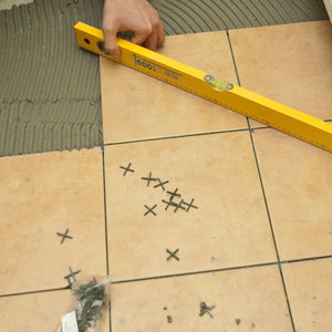 Przyklejanie płytek