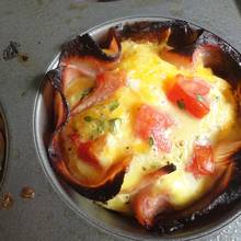 Przepis na jajka zapiekane z szynką i żółtym serem