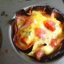 Przepis na jajka zapiekane z szynką i żółtym serem