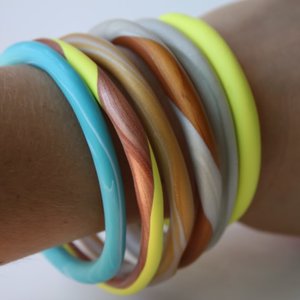 Jak wykonać kolorowe bransoletki z gliny?