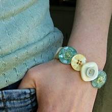 Jak zrobić bransoletkę z guzikami?