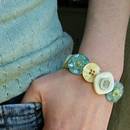 Jak zrobić bransoletkę z guzikami?