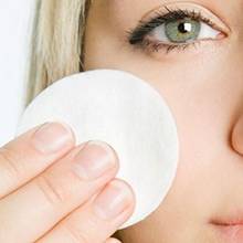 Jak wykonać demakijaż oczu i twarzy?