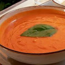 Jak zrobić zupę cebulową z pomidorami i czosnkiem?