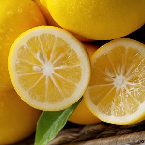 Czyszczenie czajnika za pomocą soku z cytryny