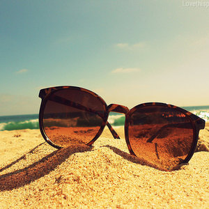 Pomadka ochronna, okulary przeciwsłoneczne, spray do włosów