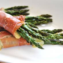 Przepis na pieczone szparagi w szynce i z sosem serowym