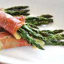 Przepis na pieczone szparagi w szynce i z sosem serowym