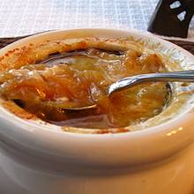 Przepis na zupę cebulową z białym winem