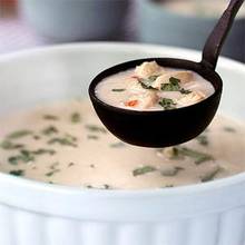 Przepis na pikantną kokosową zupę z kurczakiem