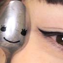 Jak namalować kocią kreskę na powiece, używając łyżki?