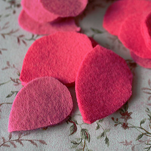 Wycinanie piórek z filcu