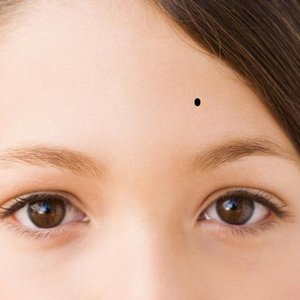 Pieprzyki przy brwiach