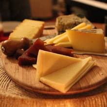 Jak podaje się sery?