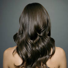 Jakie są domowe sposoby na lśniące włosy?