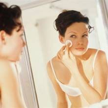 Jakie zabiegi kosmetyczne i pielęgnacyjne warto wykonać przed snem?