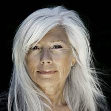 W jaki sposób pielęgnować siwe włosy?