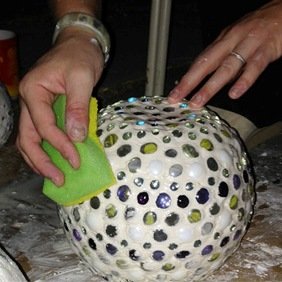 Przecieranie i wygładzanie powierzchni lampionu