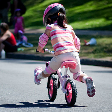 Jak pomóc dziecku w nauce jazdy na rowerze?