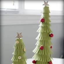 Jak ozdobić styropianową choinkę papierem?