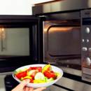 W jaki sposób korzystać z kuchenki mikrofalowej?