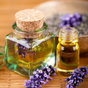 Jak przygotować olejek do aromaterapii na bezsenność?