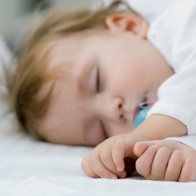 Jak pomóc dziecku spokojnie zasypiać?
