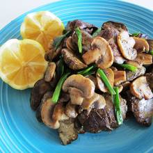 Smaczna wątróbka z pieczarkami – jak zrobić?