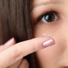 Jak poprawnie wyczyścić soczewki kontaktowe?