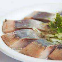 Śledzie z grzybami na przyjęcie – jak zrobić?