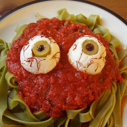 Jak przygotować spaghetti na imprezę halloweenową?
