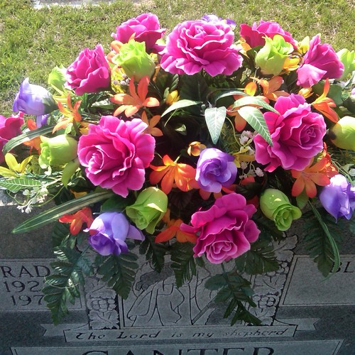 Jak przygotować cmentarną wiązankę ze sztucznych kwiatów?
