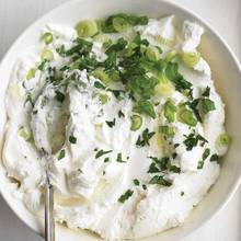 Smaczny sos ziołowy do mięsa – jak zrobić?