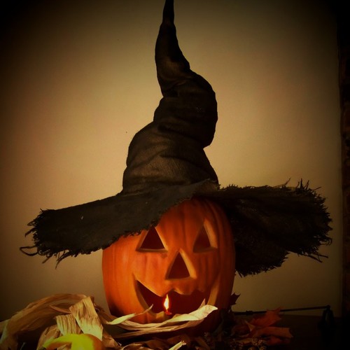 Dekoracyjny kapelusz czarownicy na Halloween