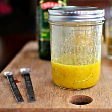 Sposób na sos do sałatki greckiej