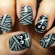 Jak zrobić paznokcie przypominające mumie?