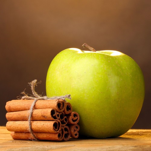 Jak przyrządzić jabłka z cynamonem i kardamonem?