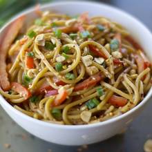 Pyszne spaghetti z sosem sojowym i masłem