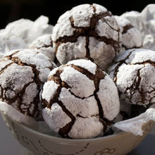 Słodkie popękane ciastka czekoladowe