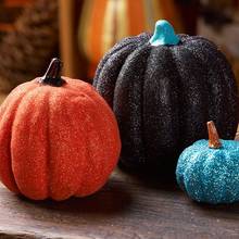 Jak ozdobić halloweenową dynię brokatem?