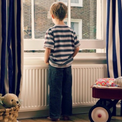 Jak przyzwyczaić dziecko do zostawania w domu bez opieki?